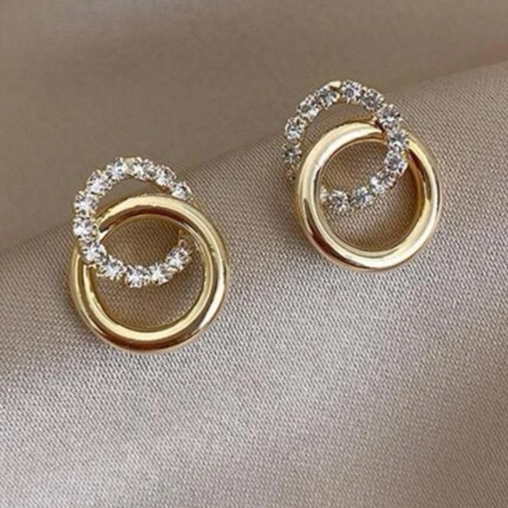 Rhinestone stud earrings